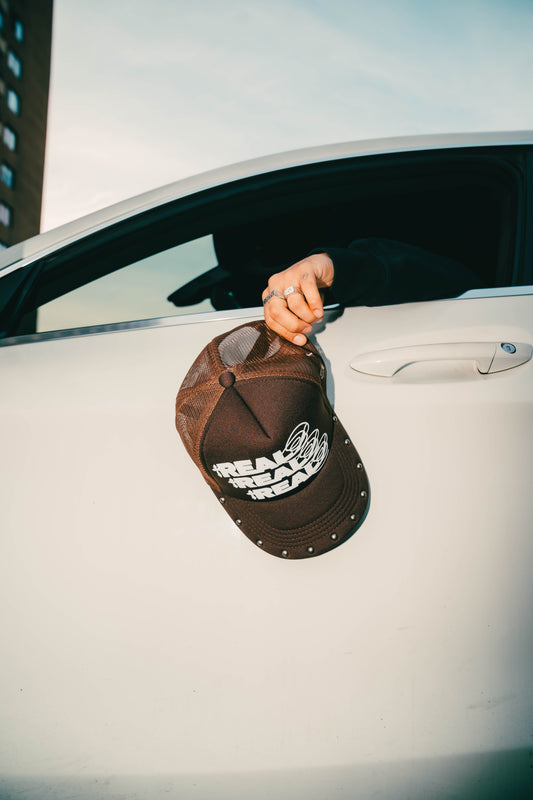 Trucker Hat "Raíz Sagrada" Café Oscuro